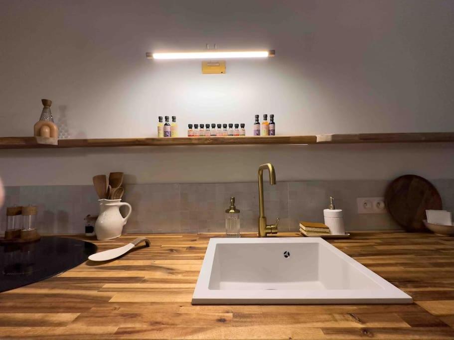 Les Seychelles, T2, Hyper Centre, Cours Interieure Apartment