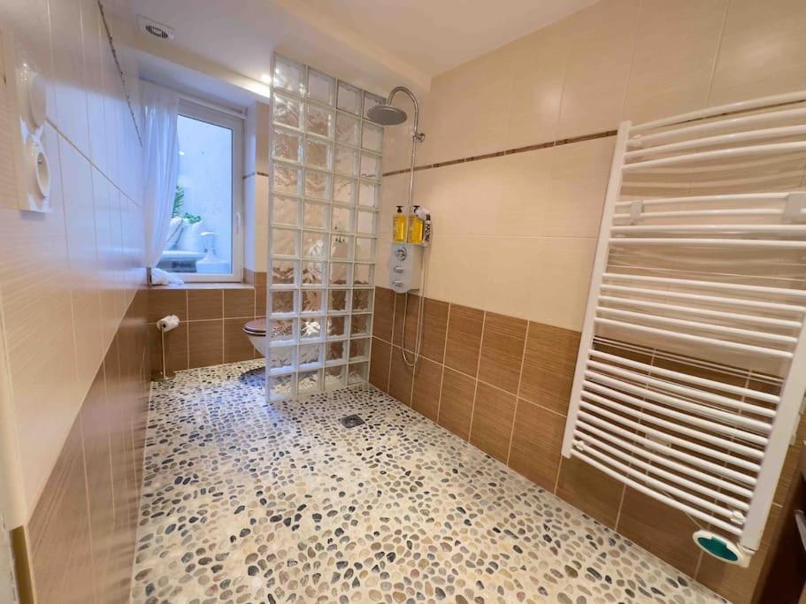 Les Seychelles, T2, Hyper Centre, Cours Interieure Apartment